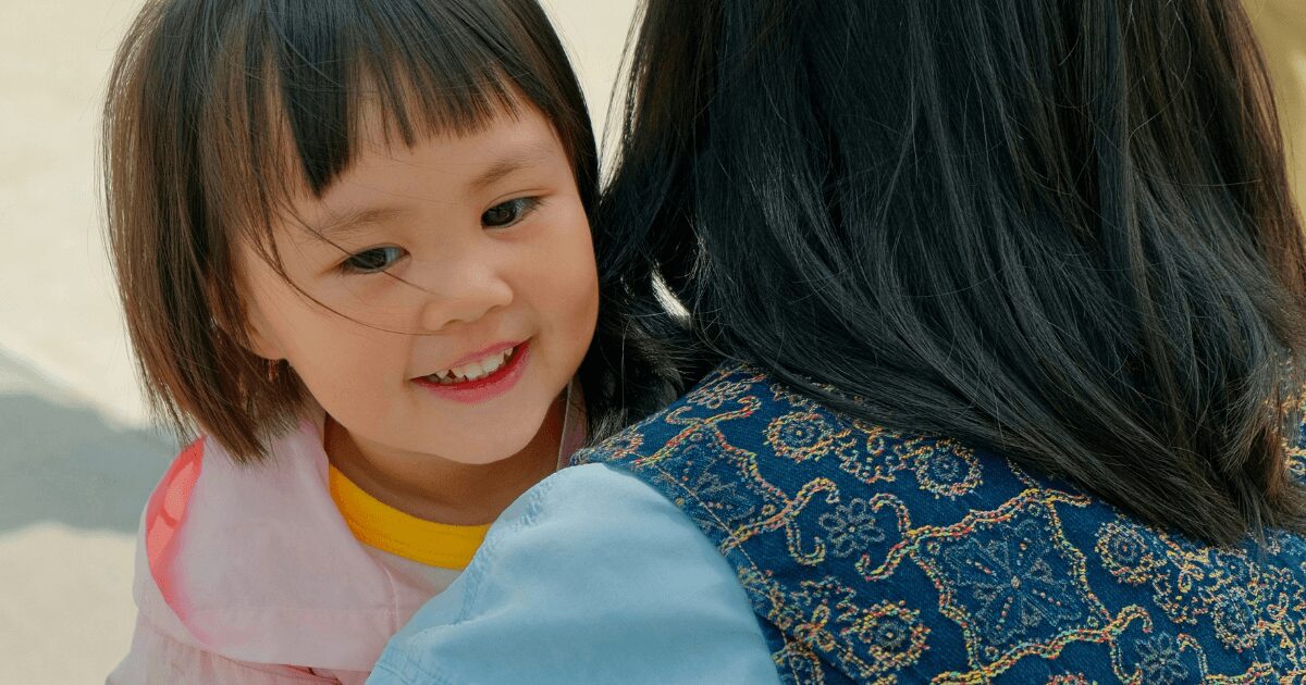 <figure>
  <img src="https://your-site.com/images/hugging-girl.jpg" alt="お母さん（またはおばあちゃん）に抱きしめられて喜ぶ5歳くらいの女の子" width="800" height="533" loading="lazy">
  <figcaption>あたたかく抱きしめられると、子どもは安心して笑顔になります。</figcaption>
</figure>
