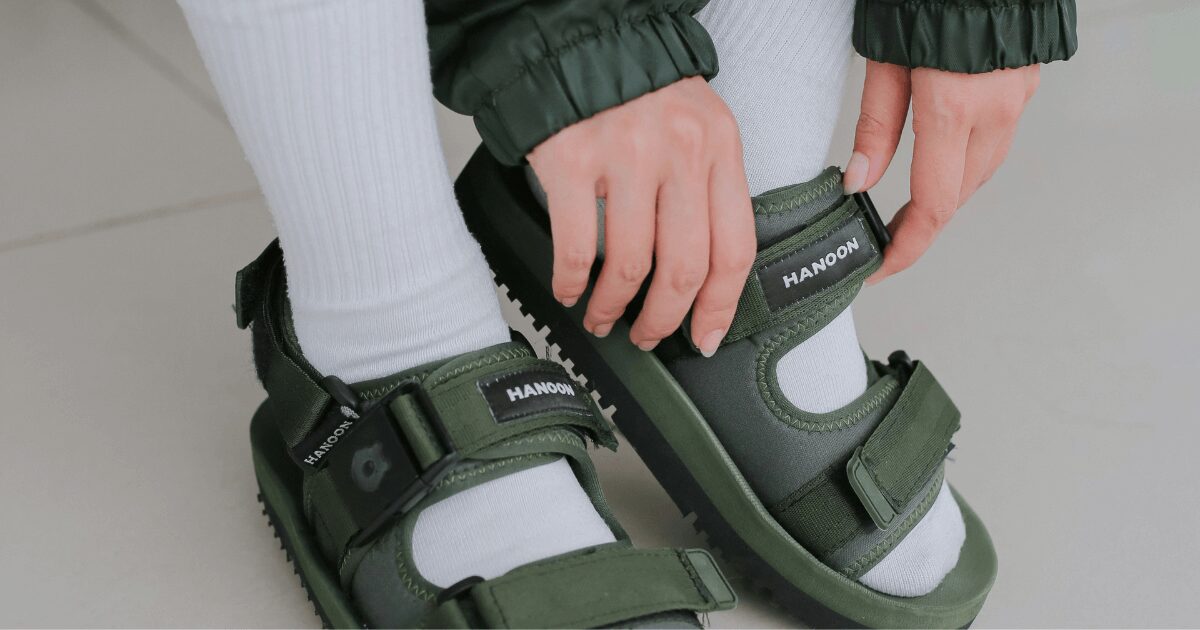 <figure>
  <img src="https://your-site.com/images/child-putting-on-shoes.jpg" alt="サンダルを一生懸命履こうとする子どもの後ろ姿" width="800" height="533" loading="lazy">
  <figcaption>靴を自分で履こうとがんばる姿には、成長の瞬間が詰まっています。</figcaption>
</figure>
