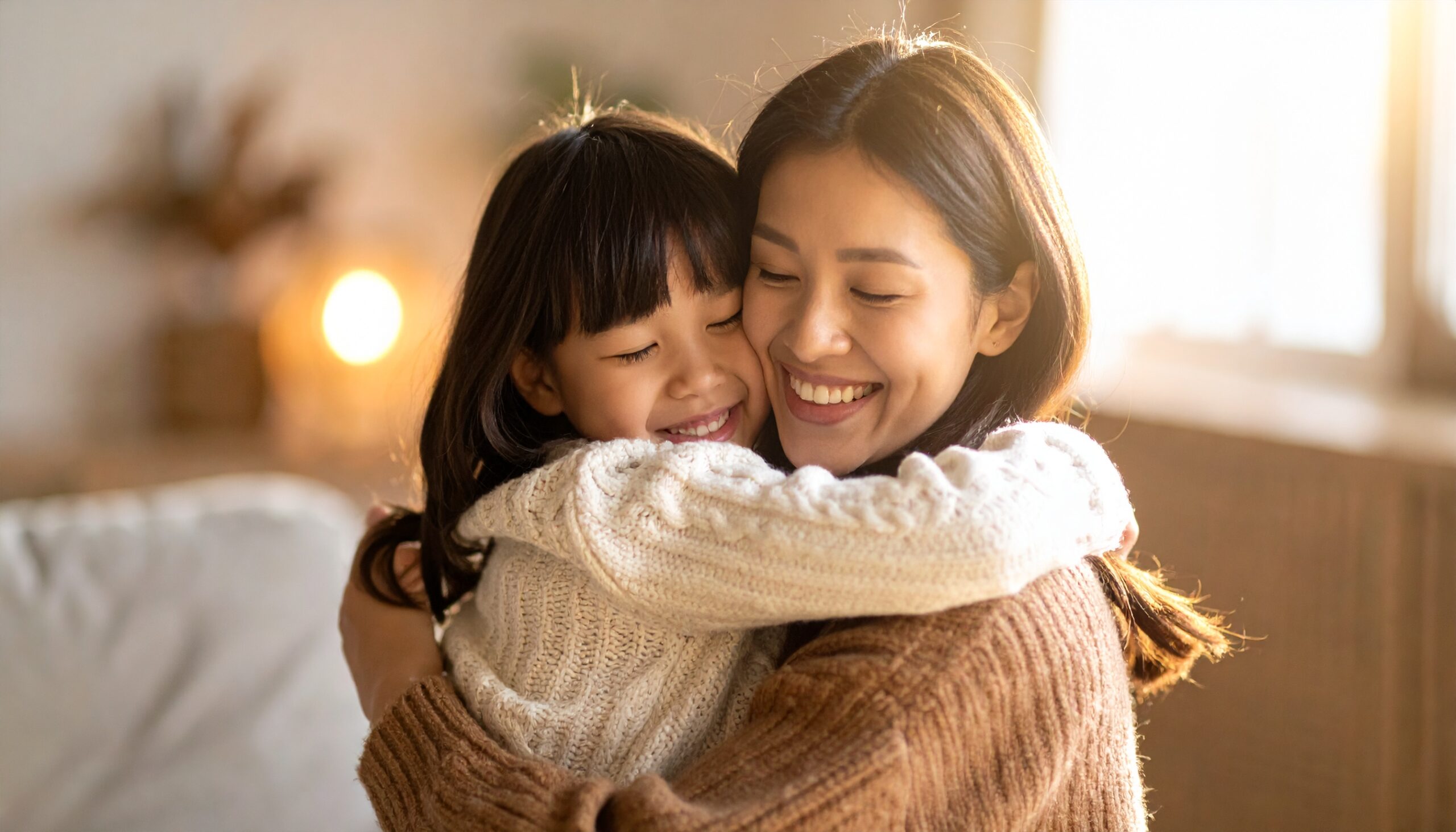 alt="家の中で床に座り、腕を組んでふくれている3歳の日本人の子ども。軽い癇癪を起こしている様子。柔らかな自然光の室内"
