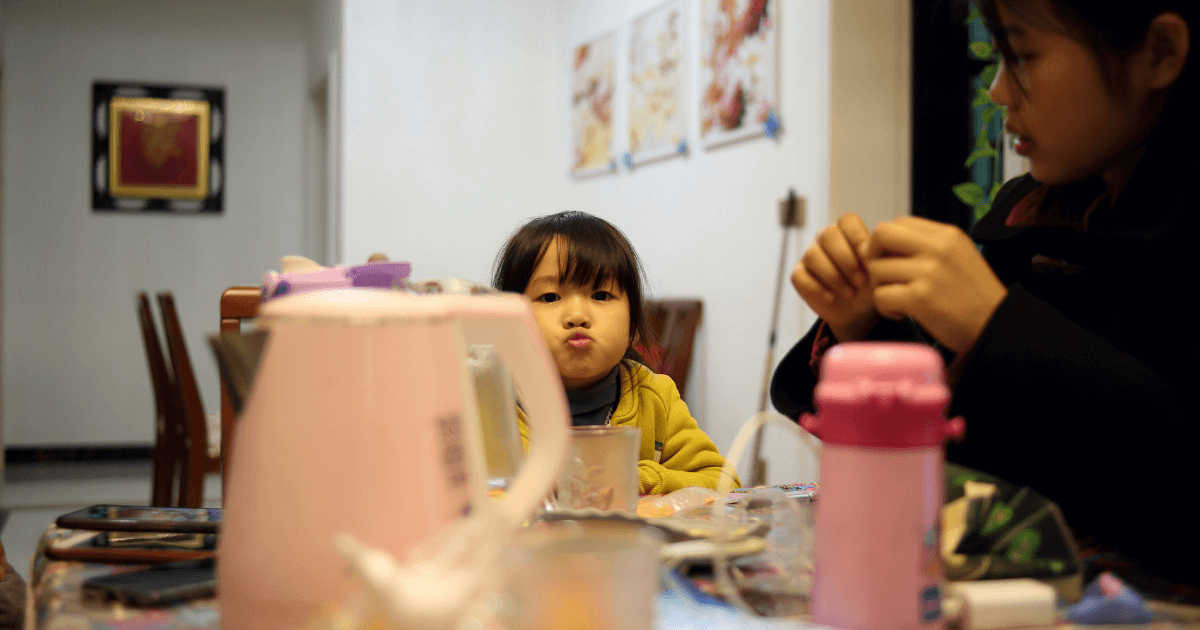 <figure>
  <img src="https://your-site.com/images/funny-girl-at-dinner.jpg" alt="食卓でふざけた顔をして家族を笑わせようとしている5歳の女の子" width="800" height="533" loading="lazy">
  <figcaption>ふざけた顔で家族を笑わせようとする女の子。笑いがあふれる食卓も、心を育む大切な時間です。</figcaption>
</figure>
