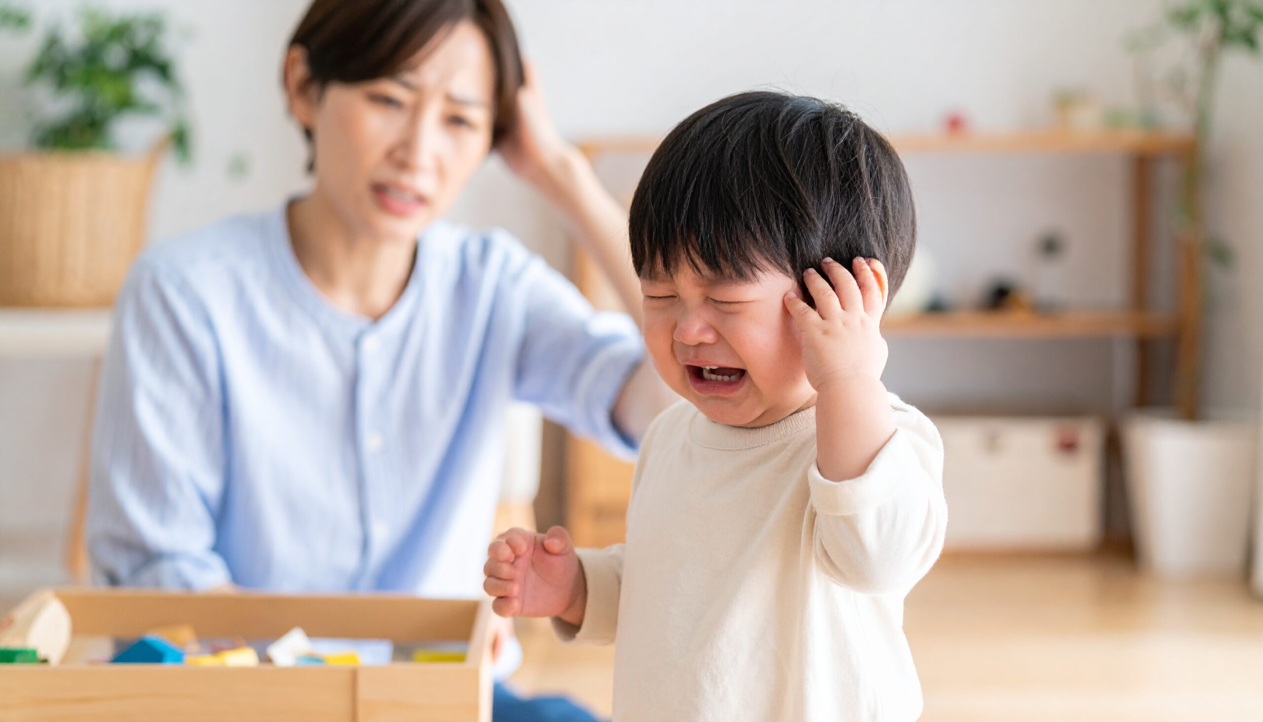 <img src="https://kosodate-ganbaro.com/wp-content/uploads/2025/07/iyaiya-2yo-boy.jpg" alt="イヤイヤ期で泣いている男の子と見守る日本人ママ" width="800" height="533">
