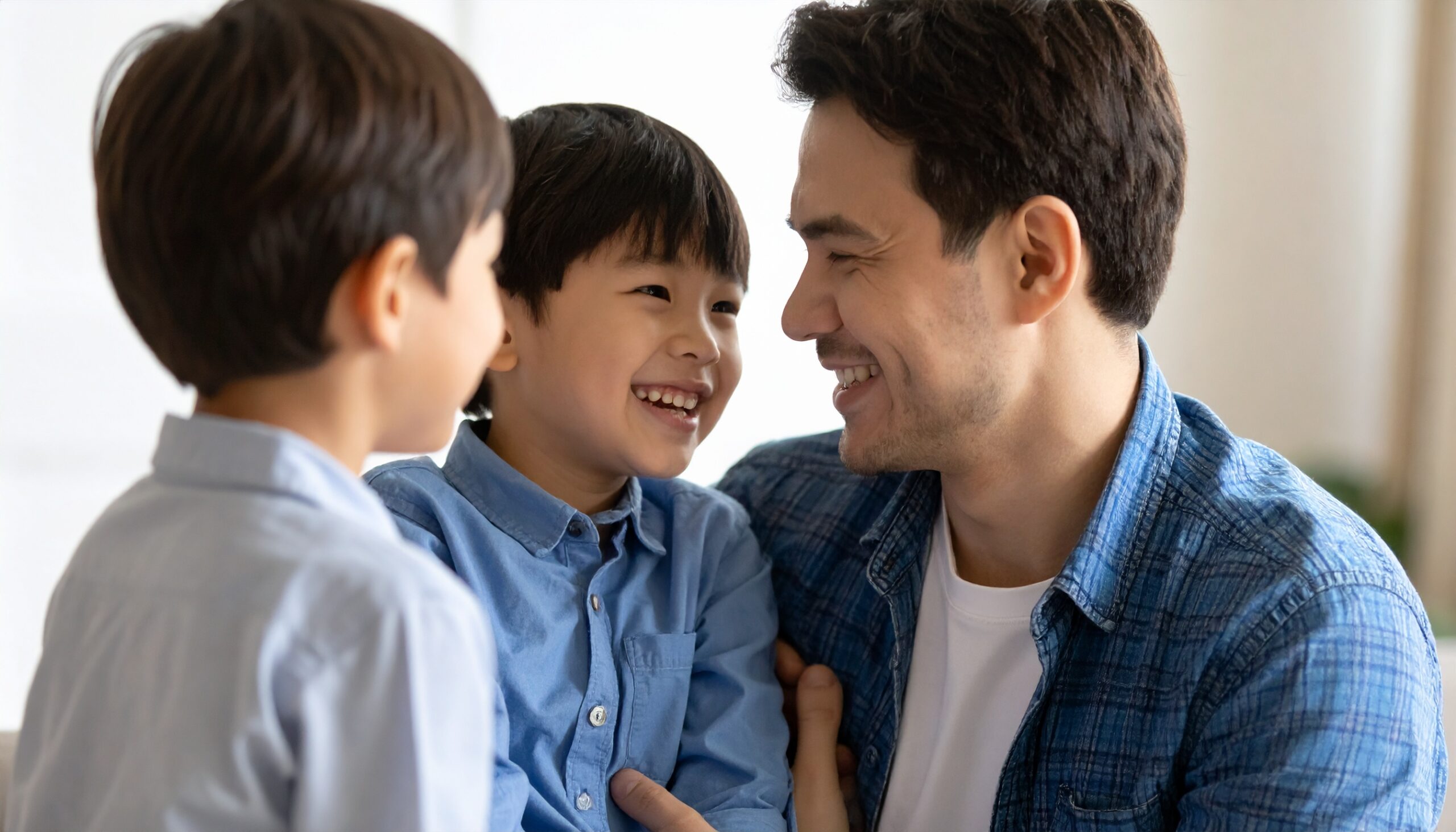 <img src="https://kosodate-ganbaro.com/wp-content/uploads/2025/07/father-communicate-child.jpg" alt="子どもにやさしく声をかける日本人の父親" width="800" height="533">
